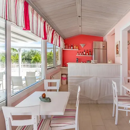 Apartment Leonidas Resort