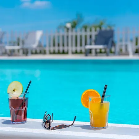 Leonidas Resort *